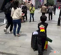 夫妻手拉手甜蜜逛街，让儿子在后面推行李，背后原因很暖心