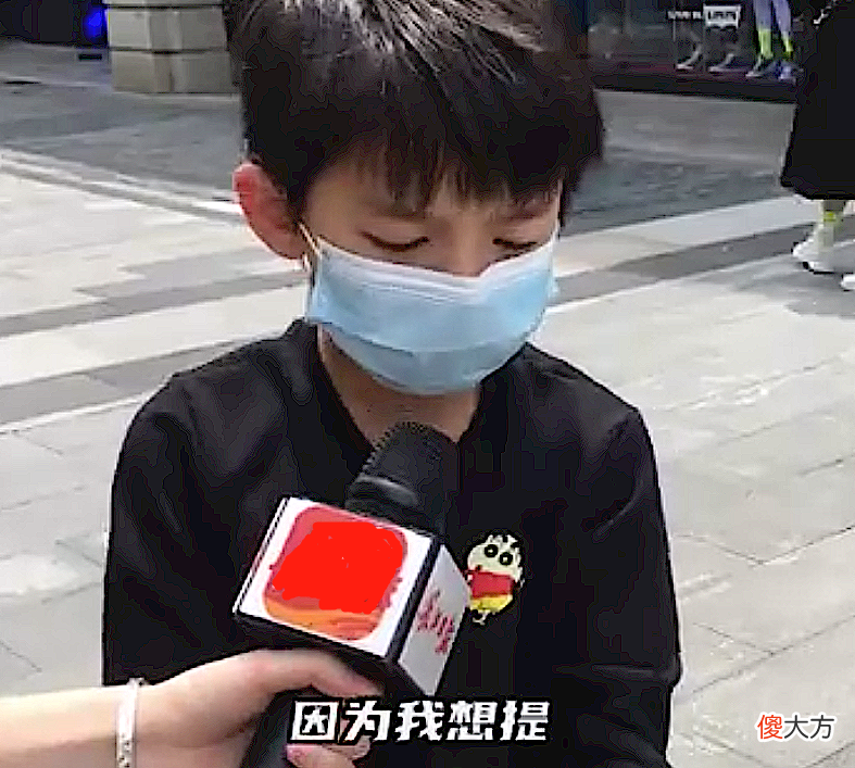 夫妻手拉手甜蜜逛街，让儿子在后面推行李，背后原因很暖心