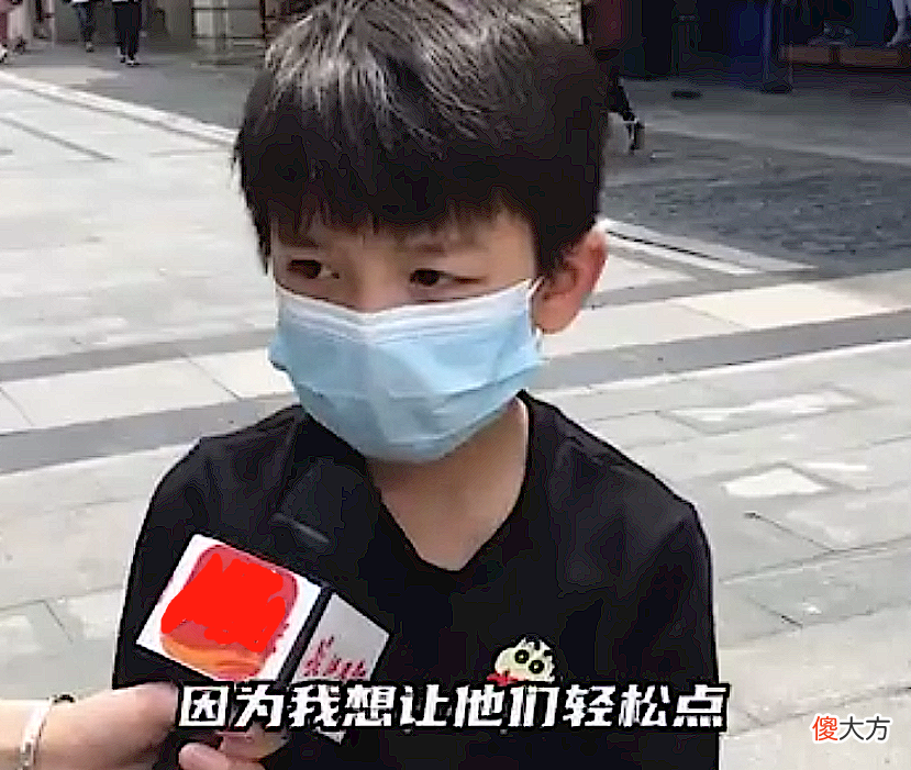 夫妻手拉手甜蜜逛街，让儿子在后面推行李，背后原因很暖心