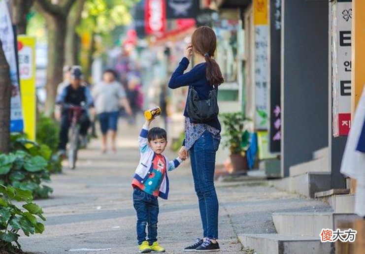 夫妻手拉手甜蜜逛街，让儿子在后面推行李，背后原因很暖心