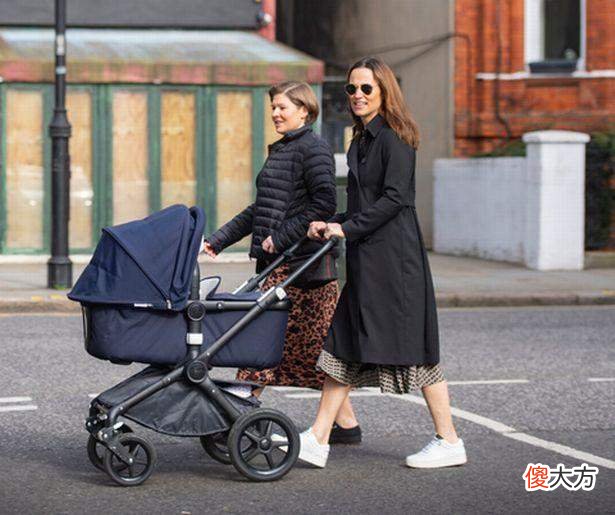 乔治和夏洛特的有趣日常：喜欢圣诞小精灵，去外婆公司扮演小老板