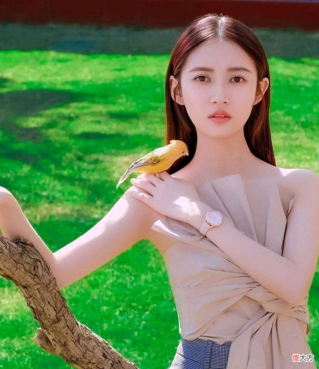 【就爱时尚】陈钰琪的“蝴蝶结”上衣搭配半高腰上衣，穿出170cm的即视感