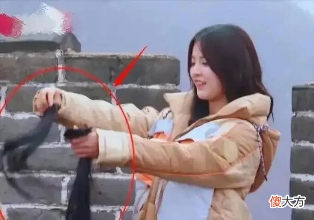 【就爱时尚】变美神器爆火？假肩、假屁股、假胸、假发片…这年头女生为了美也是太拼了