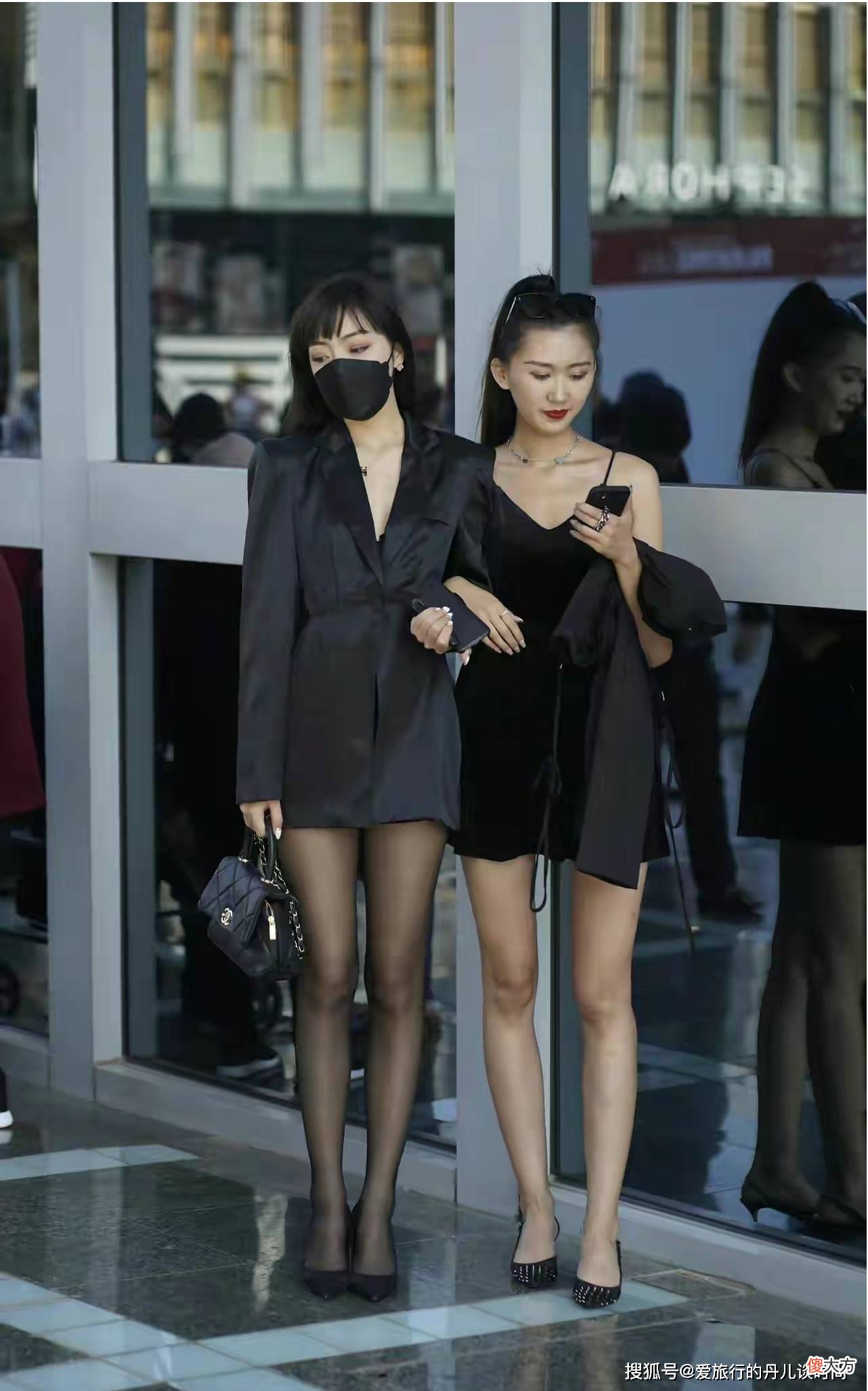 【就爱时尚】街拍：精致的都市女郎又出来炸街啦，两位小姐姐时髦大方气质女神