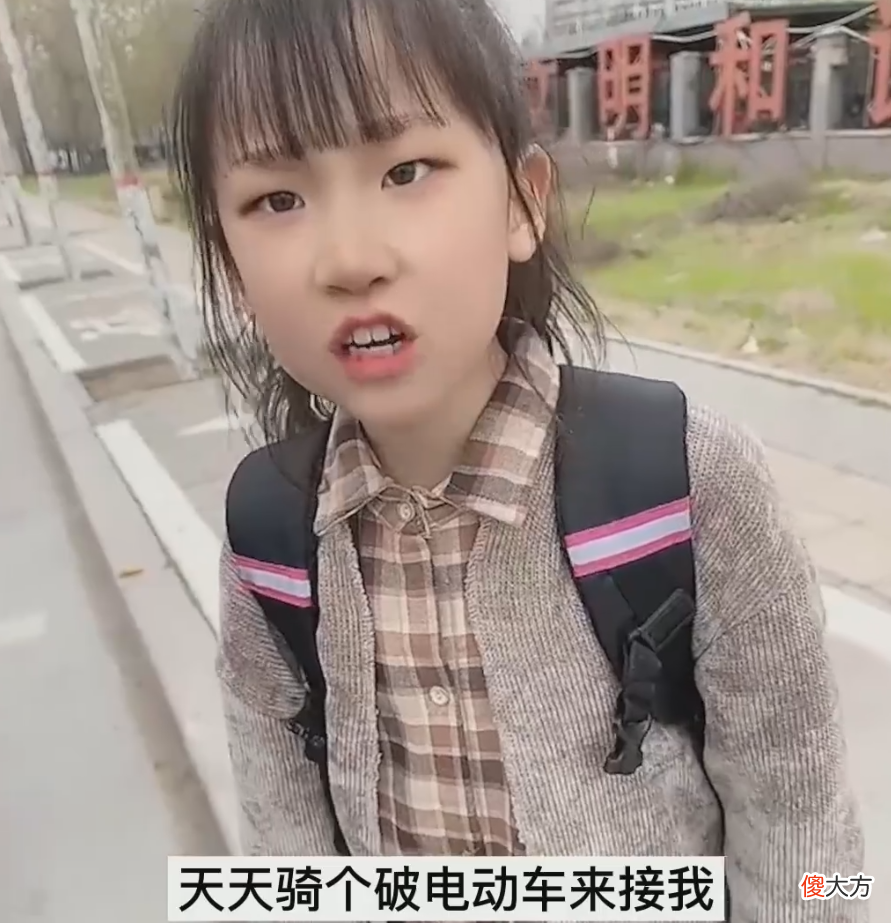 “妈妈，别骑破电动车来接我了”面对孩子的抱怨，妈妈居然这么回答