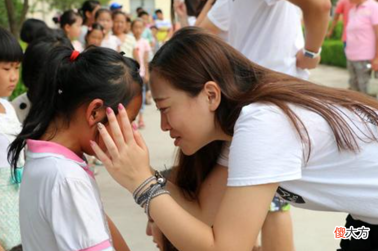 “妈妈，别骑破电动车来接我了”面对孩子的抱怨，妈妈居然这么回答