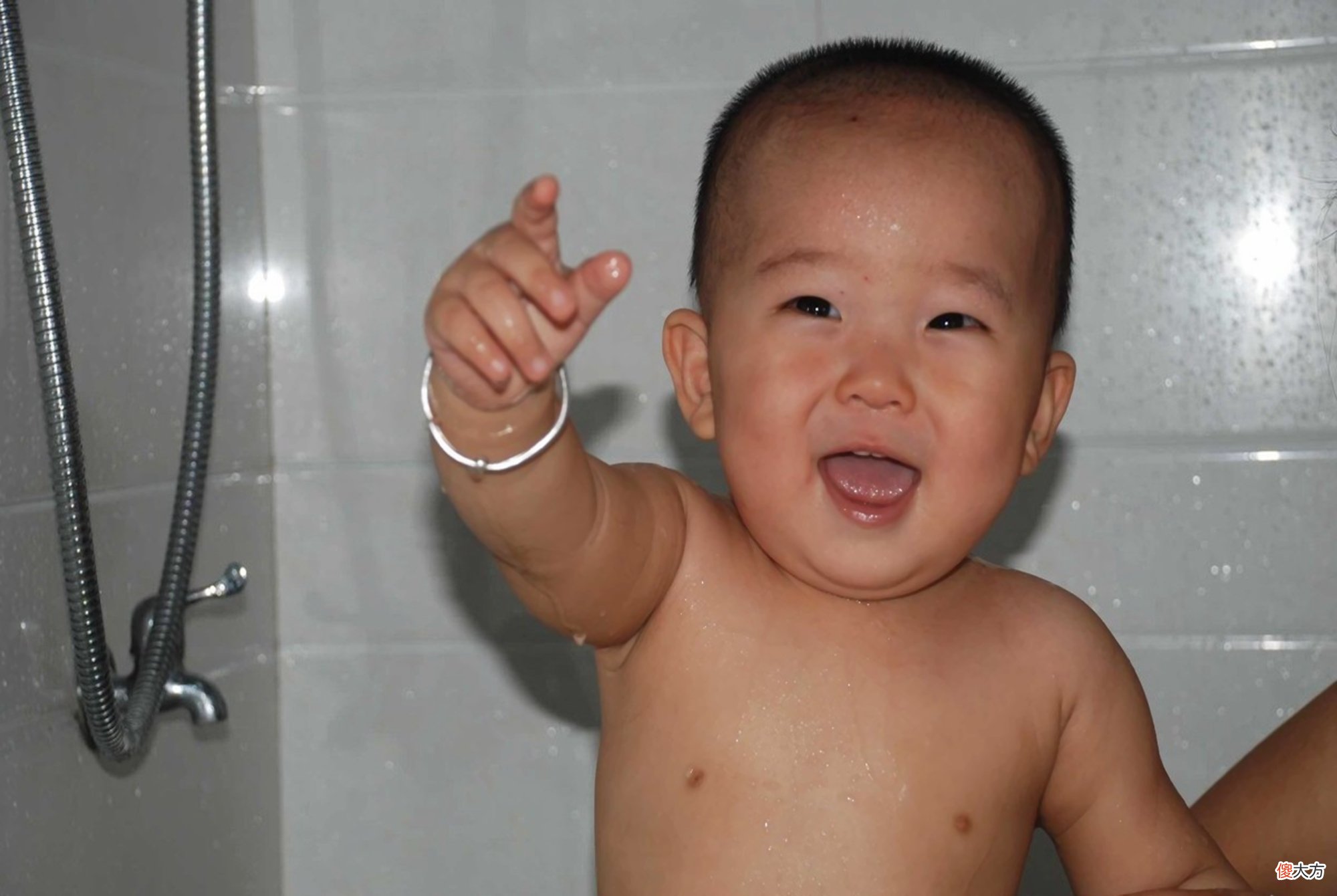 夏季高温入眠难？再热也别让宝宝光身子睡，免疫力扛不住的