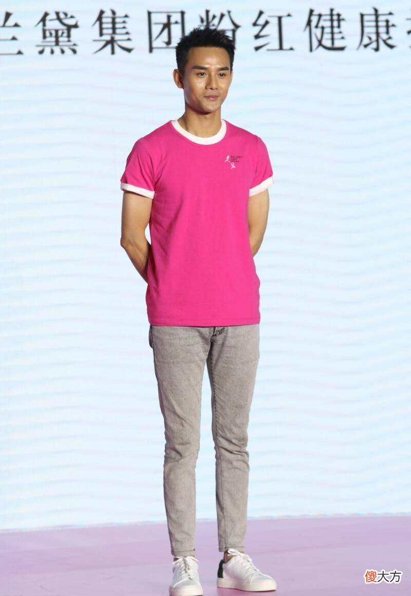 【时尚一点】王凯配白t塞进裤腰营造高而利落的腰线效果