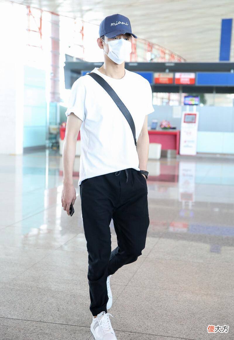 【时尚一点】王凯配白t塞进裤腰营造高而利落的腰线效果