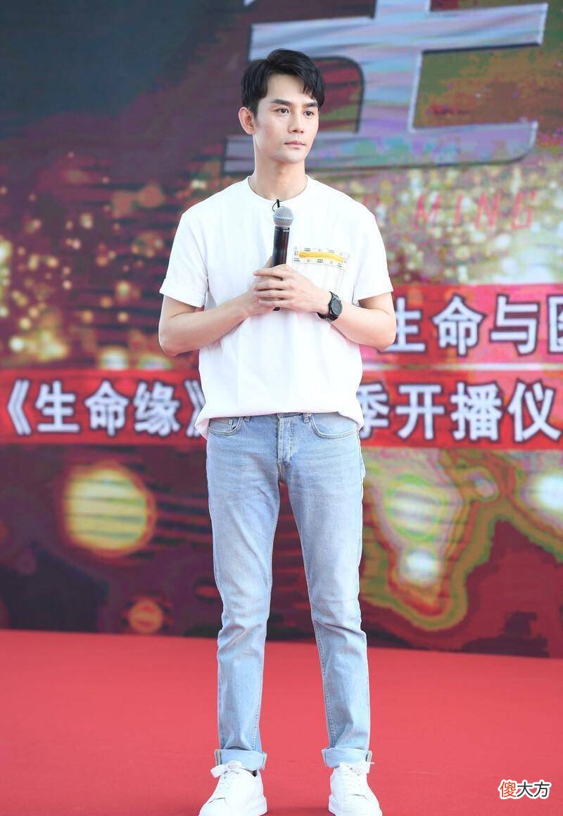 【时尚一点】王凯配白t塞进裤腰营造高而利落的腰线效果