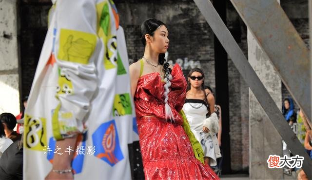 【时尚一点】中国国际时装周：老厂房里的新时尚