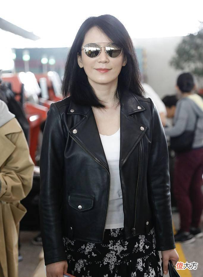 【就爱时尚】中年女人皮衣怎么穿才好看，学学俞飞鸿的初秋搭配，时髦还显瘦