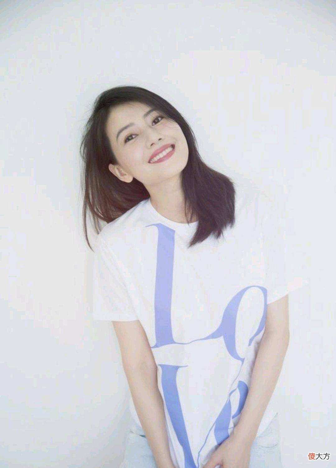 【就爱时尚】高圆圆身上穿的这条连衣裙设计很高级，穿出了时尚感