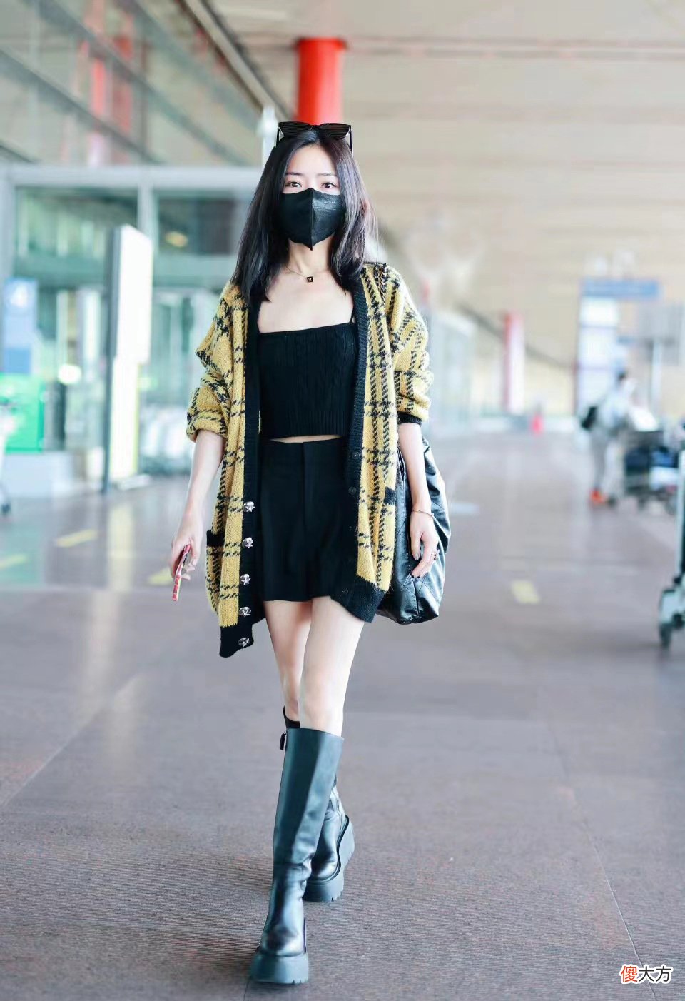 【就爱时尚】邓家佳机场私服，穿黄色格纹开衫内搭吊带和短裤，秀修长美腿
