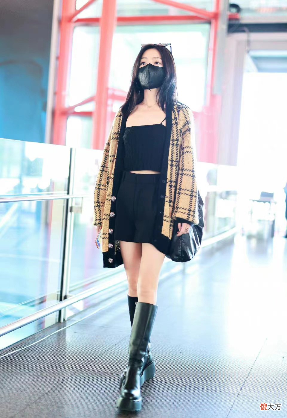 【就爱时尚】邓家佳机场私服，穿黄色格纹开衫内搭吊带和短裤，秀修长美腿