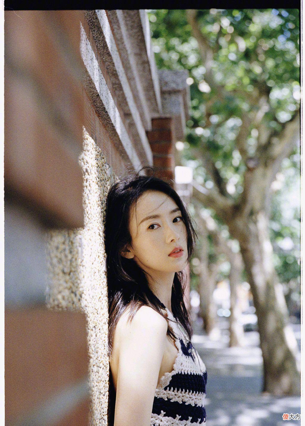 【时尚一点】无袖针织衫配蓝色牛仔裤，轻松穿出高级感