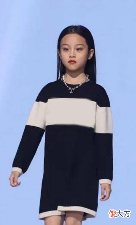 【就爱时尚】甜馨8岁终于长开，化个小妆，走t台很有超模范儿