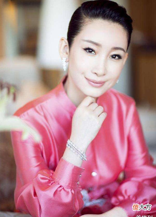 【时尚一点】40岁女人总爱在颜色上踩雷,不是搭配不当就是选的不对