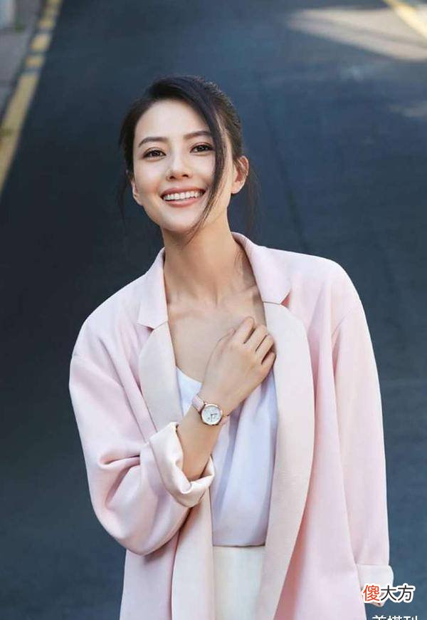 【时尚一点】40岁女人总爱在颜色上踩雷,不是搭配不当就是选的不对