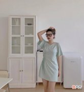 【就爱时尚】绿色系穿搭：绿色连衣裙+吊带连衣裙，简约又有活力