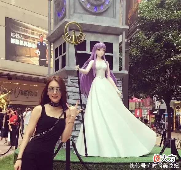 【时尚一点】天王嫂方媛不愧是“网红”，穿黑色吊带配紧身裤，随手摆拍也高级