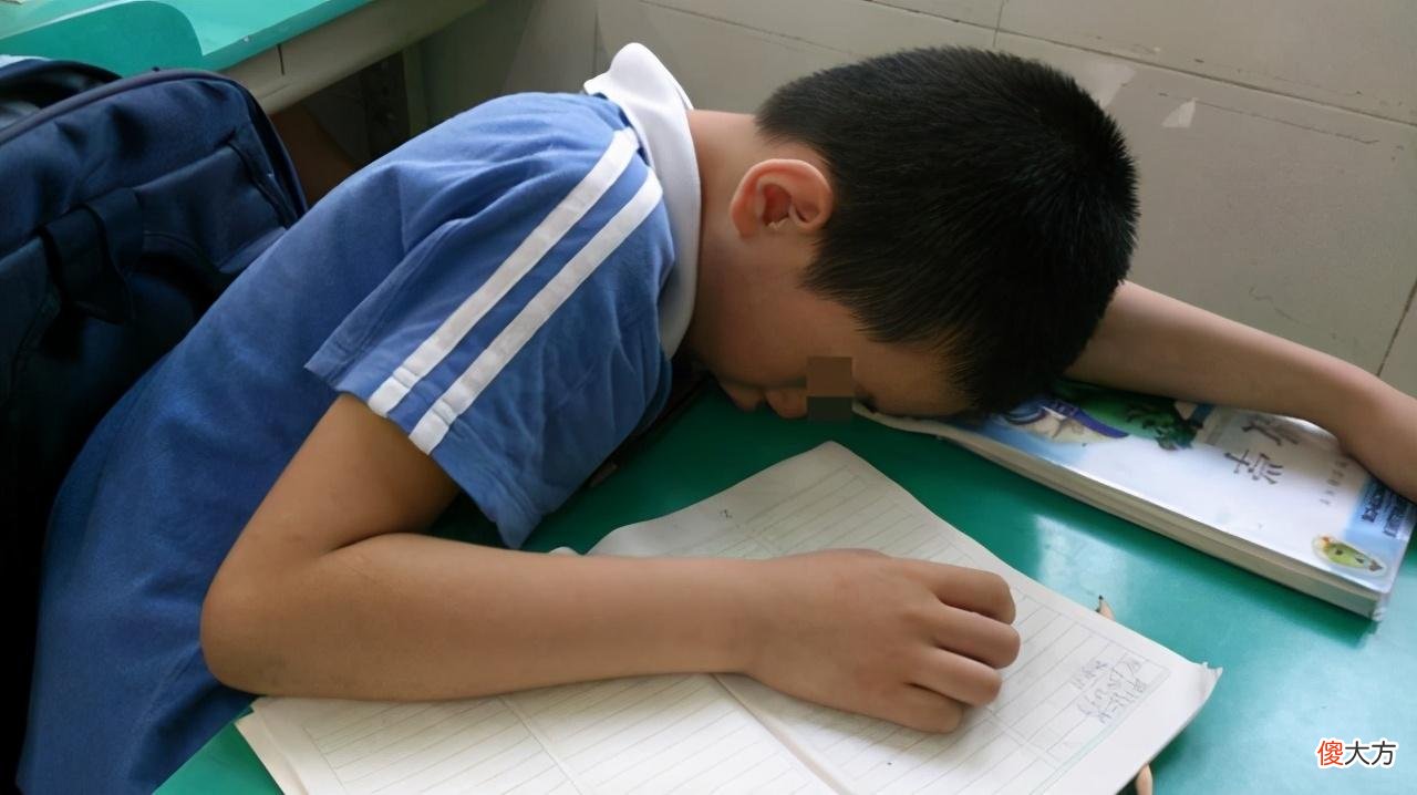 家里条件再好，这3样东西也别摆在孩子床头，影响的不止睡眠质量