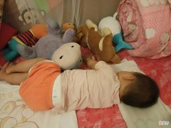 家里条件再好，这3样东西也别摆在孩子床头，影响的不止睡眠质量
