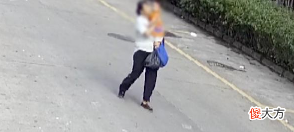 2岁孩子被换装盖黑布，不要以为人贩子离得很远：这事儿真发生了