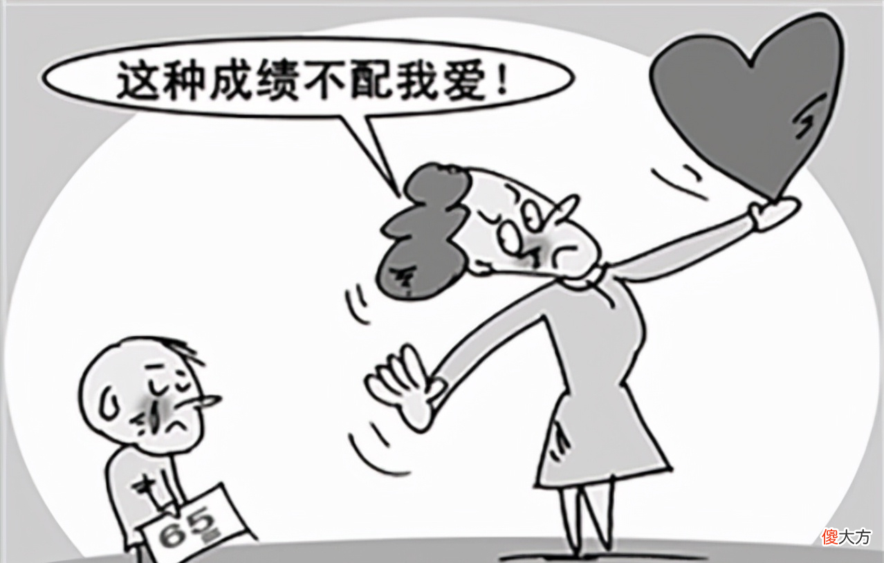 放假前学生放飞自我，在操场蠕动被校长拍下，家长嫌弃：我拒收