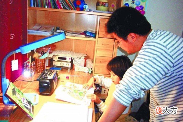 “教室11盏灯，拉灭4盏剩几盏？”孩子答7，老师打叉：不动脑吗？
