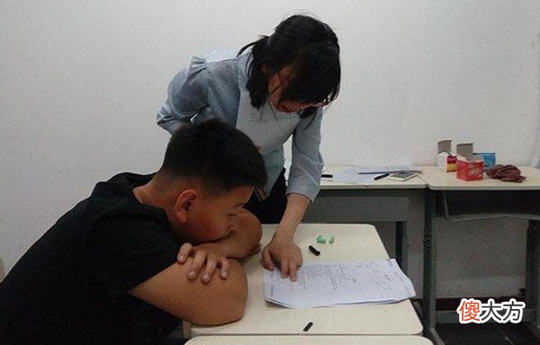 “教室11盏灯，拉灭4盏剩几盏？”孩子答7，老师打叉：不动脑吗？