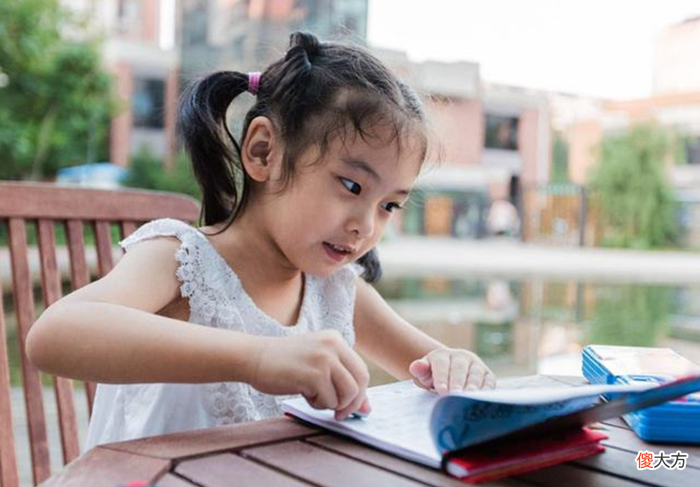 “教室11盏灯，拉灭4盏剩几盏？”孩子答7，老师打叉：不动脑吗？
