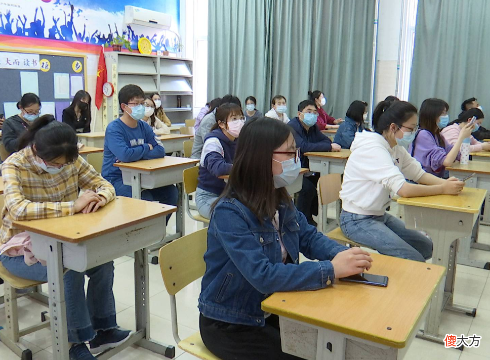 若学生青春期叛逆，家长要拒绝孩子的无理需求，尽量多跟孩子交流