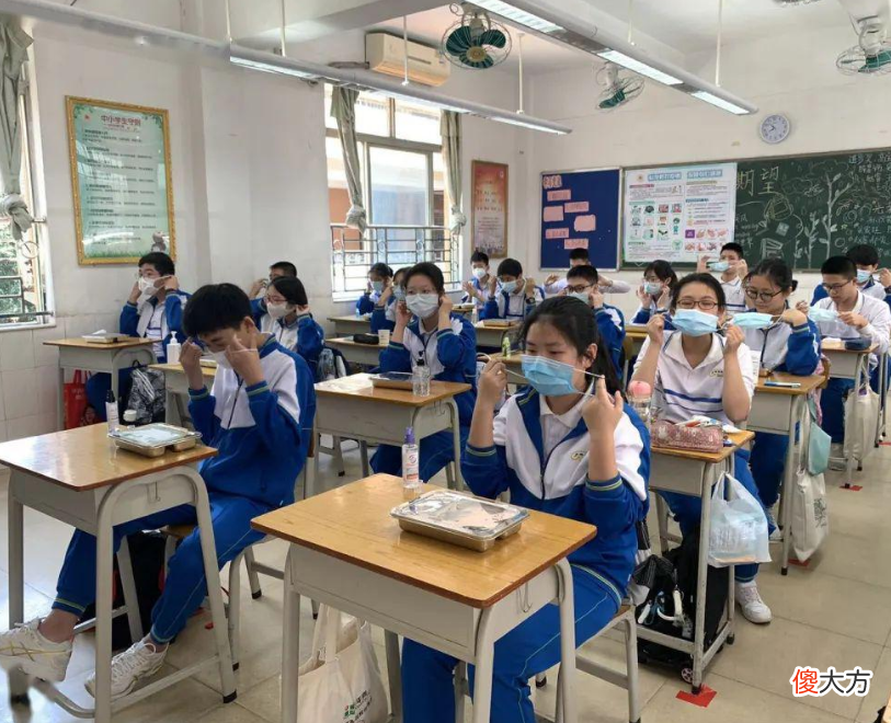 若学生青春期叛逆，家长要拒绝孩子的无理需求，尽量多跟孩子交流