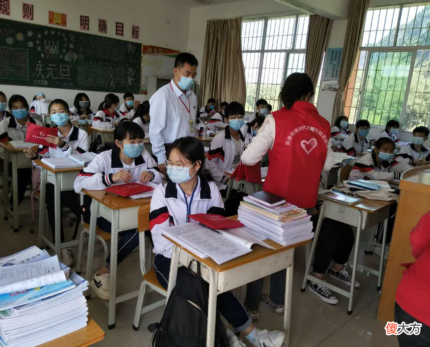 若学生青春期叛逆，家长要拒绝孩子的无理需求，尽量多跟孩子交流