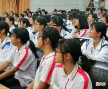 若学生青春期叛逆，家长要拒绝孩子的无理需求，尽量多跟孩子交流