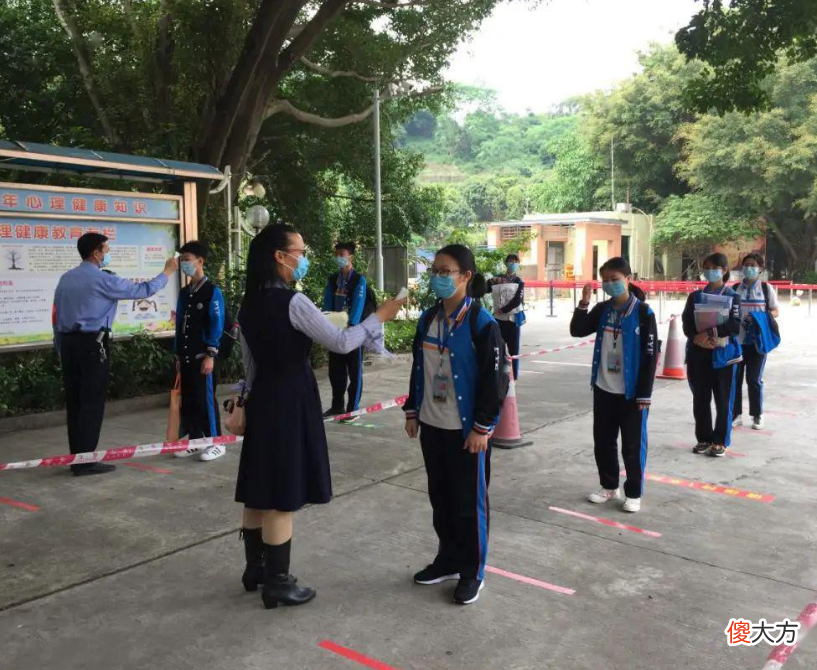 若学生青春期叛逆，家长要拒绝孩子的无理需求，尽量多跟孩子交流