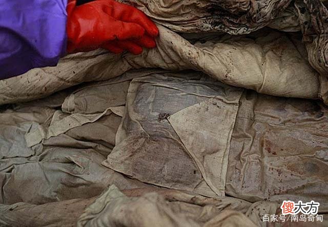 古墓出土一具完整清代女尸，香气扑鼻被称“香妃”，她究竟是谁？