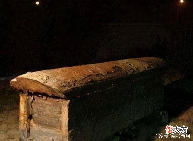 古墓出土一具完整清代女尸，香气扑鼻被称“香妃”，她究竟是谁？