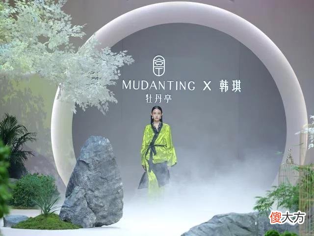 【时尚一点】(文化)“牡丹亭·韩琪”时装发布会在京举行