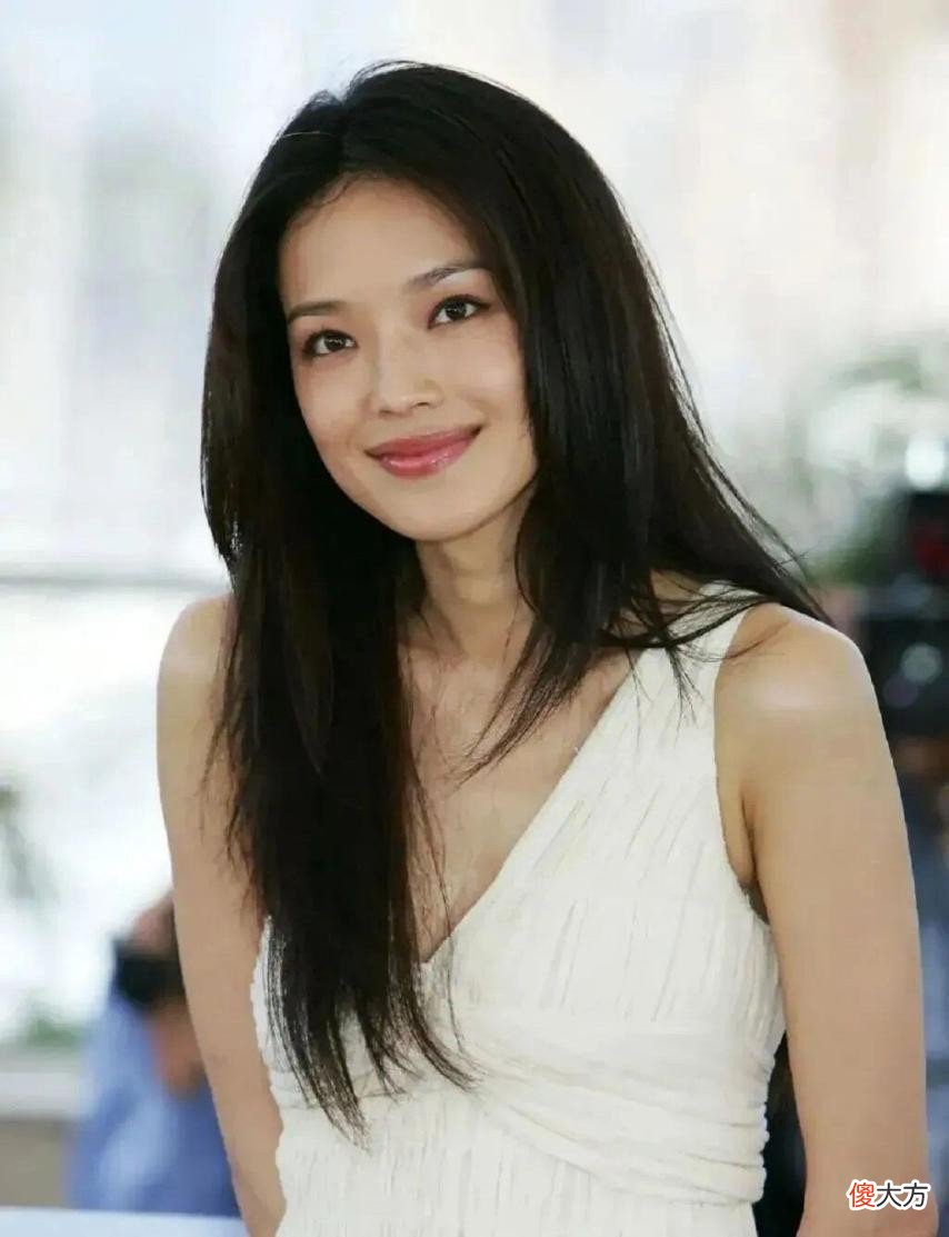 【就爱时尚】“氛围感美人”不流行了，现在流行的是“松弛感美人”，优雅又自信