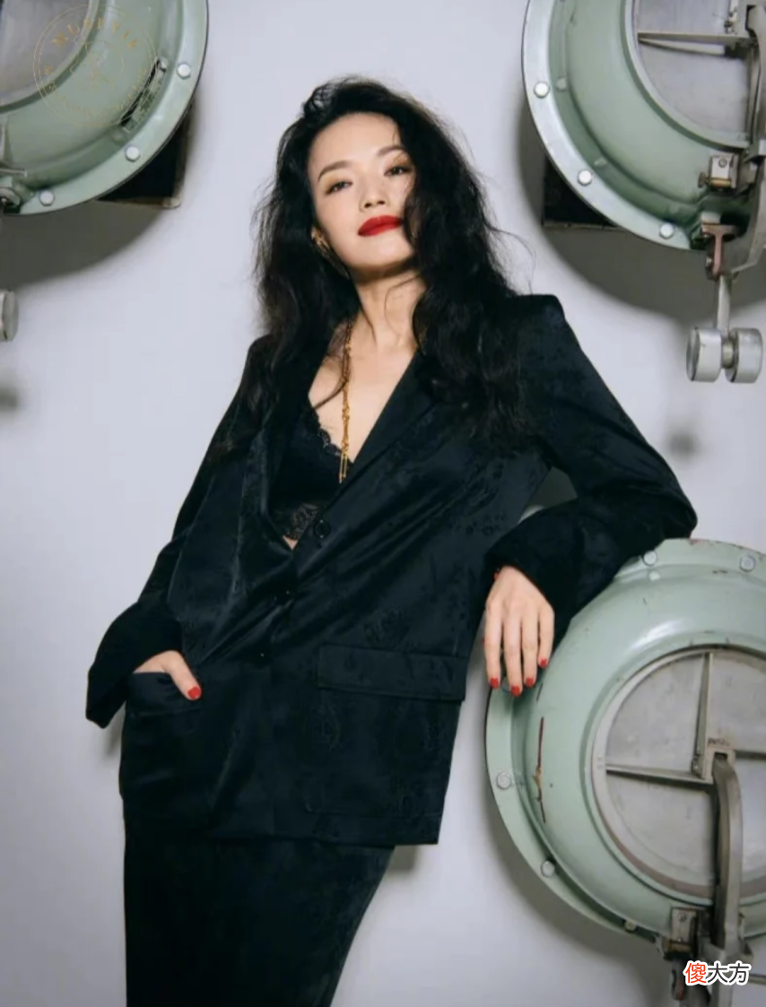 【就爱时尚】“氛围感美人”不流行了，现在流行的是“松弛感美人”，优雅又自信