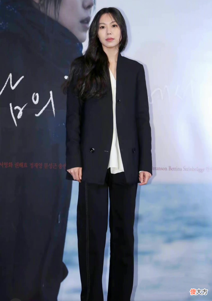 【就爱时尚】“氛围感美人”不流行了，现在流行的是“松弛感美人”，优雅又自信