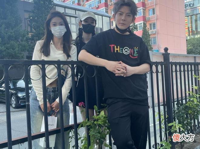【就爱时尚】陈翔逛街被偶遇！与女粉丝合照站台阶“增高”，被侃大腿又粗又短