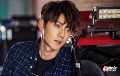 【就爱时尚】陈翔逛街被偶遇！与女粉丝合照站台阶“增高”，被侃大腿又粗又短