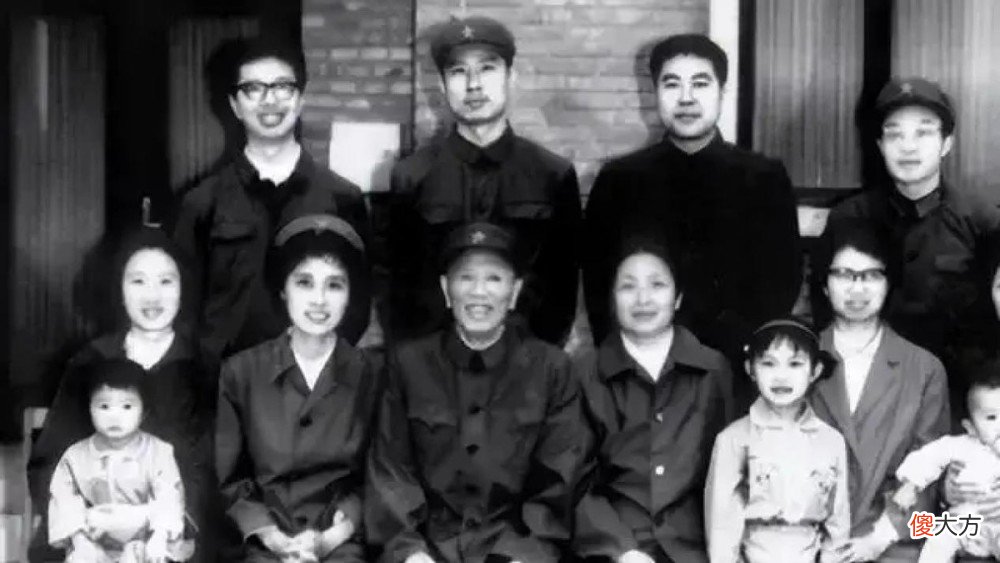 【爱历史】1949年，小战士从报纸上认出父亲，战友：别闹了！这可是兵团司令