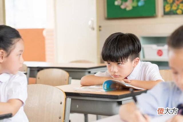 小学生“请假条”走红，老师哭笑不得，网友：请假相亲是认真的？