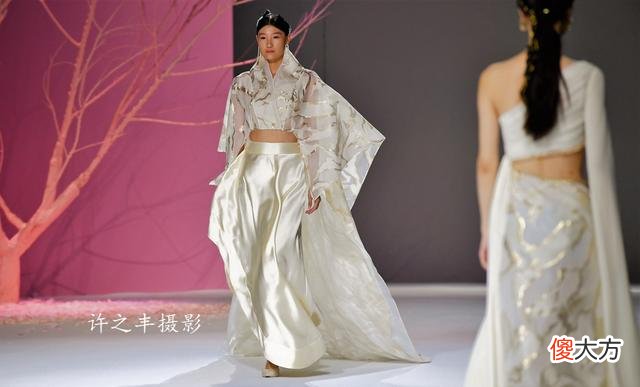 【时尚一点】中国国际时装周：盎然春意的桃花绣
