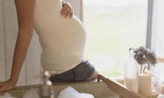 孕期搓澡会把孩子“搓下来”？孕妈洗澡有讲究，这些部位莫乱搓