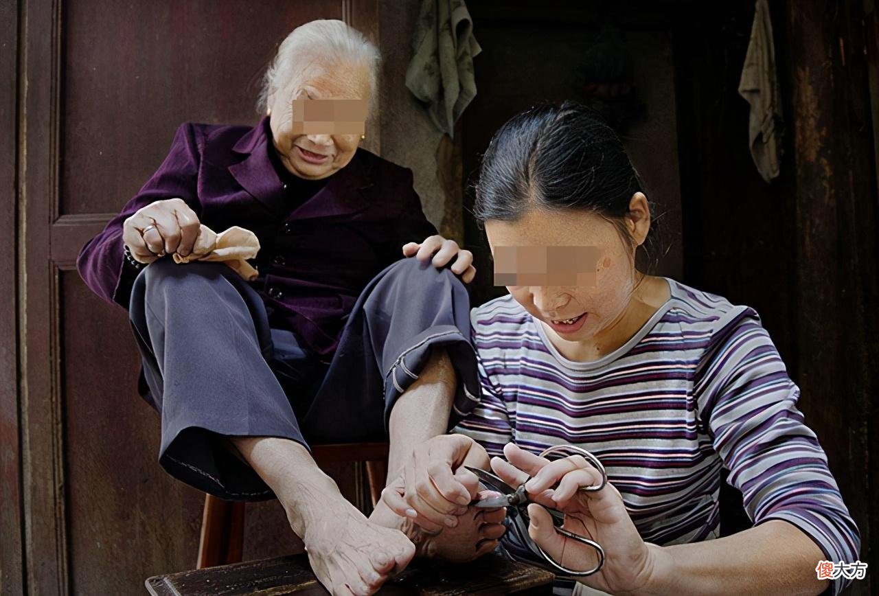 长大不孝顺的孩子，小时候大多都有这些行为，现在不管将来后悔